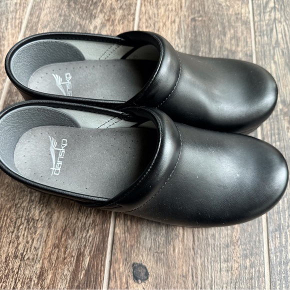NWOT Dansko black leather clog/shoes. Size 37 (Size 7) - Picture 2 of 4